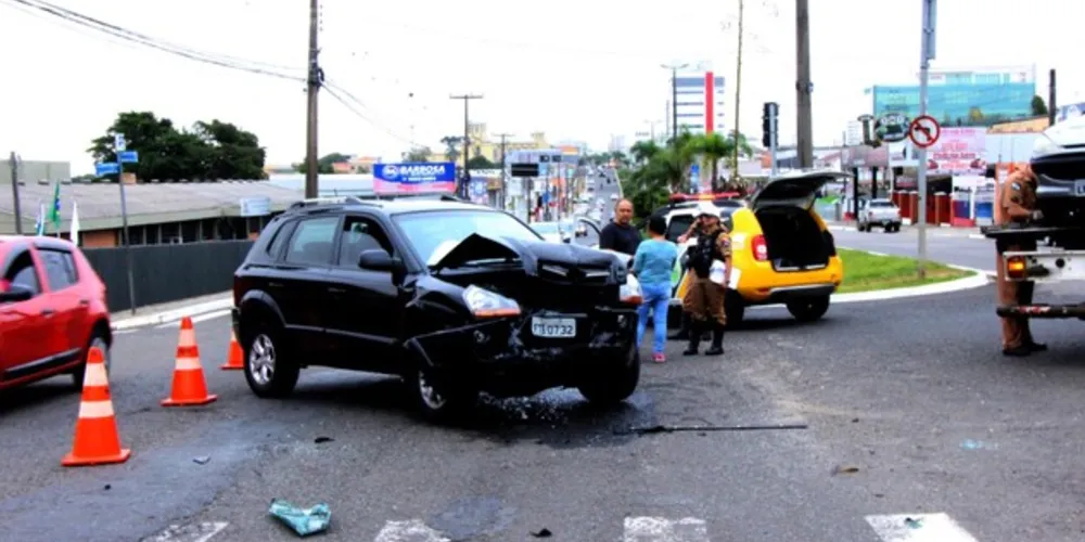 Jovem de 22 anos ficou ferido e foi levado a hospital pelo Corpo de Bombeiros