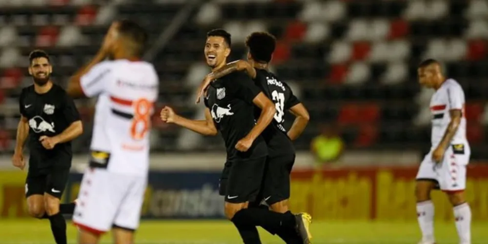 Vitória deixa equipe ainda mais perto do título da Série B do Brasileirão