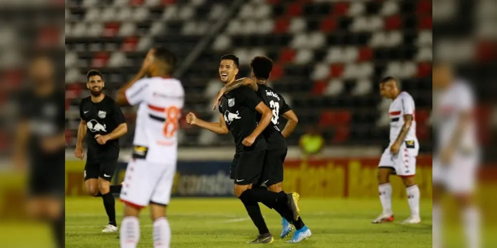 Vitória deixa equipe ainda mais perto do título da Série B do Brasileirão