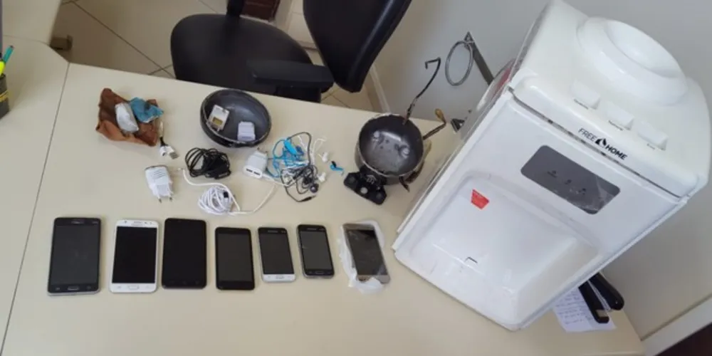 Aparelhos estavam escondidos no motor de filtro de água levado a um dos presos