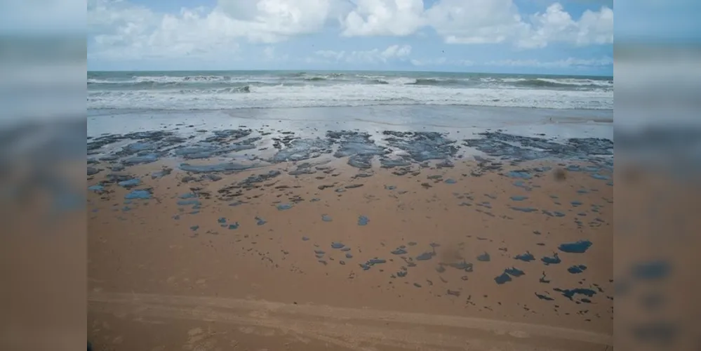 A presença de óleo no mar e em algumas praias nordestinas começou a ser denunciada por cidadãos no dia 2 de setembro
