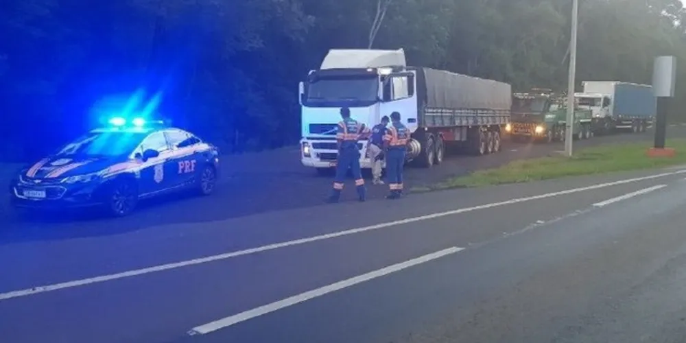 Veículos foram apreendidos