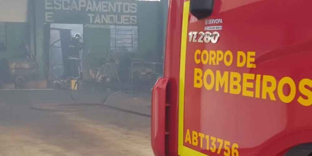 Chamas consumiram estabelecimento localizado na Avenida Presidente Kennedy, região da Nova Rússia