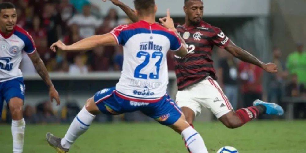 Aos gritos de 'É campeão!', Flamengo vira sobre o Bahia e abre 10 pontos na liderança do Brasileiro