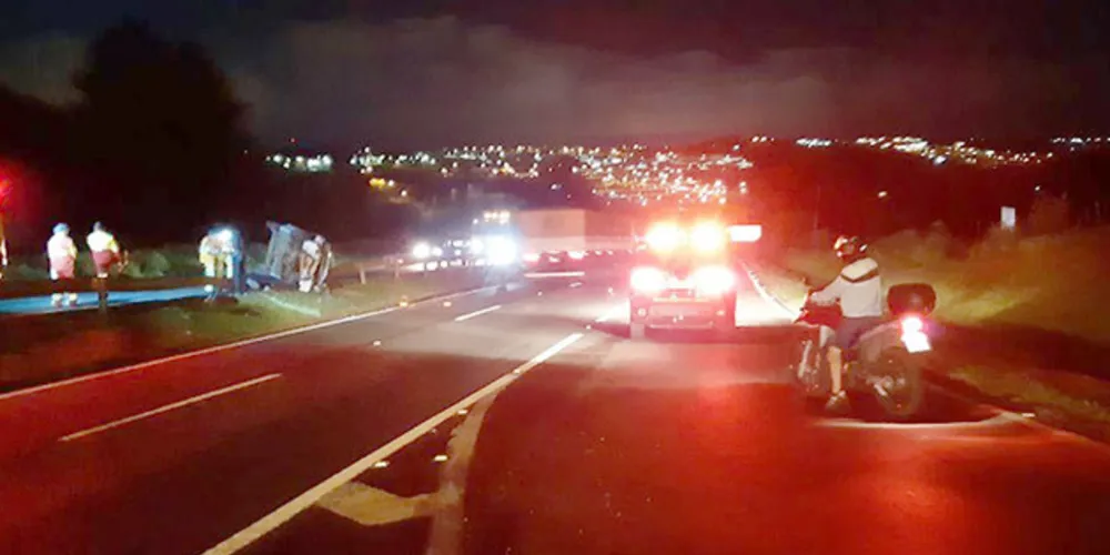 Acidente aconteceu na noite deste domingo próximo ao viaduto do Santa Paula, em Ponta Grossa