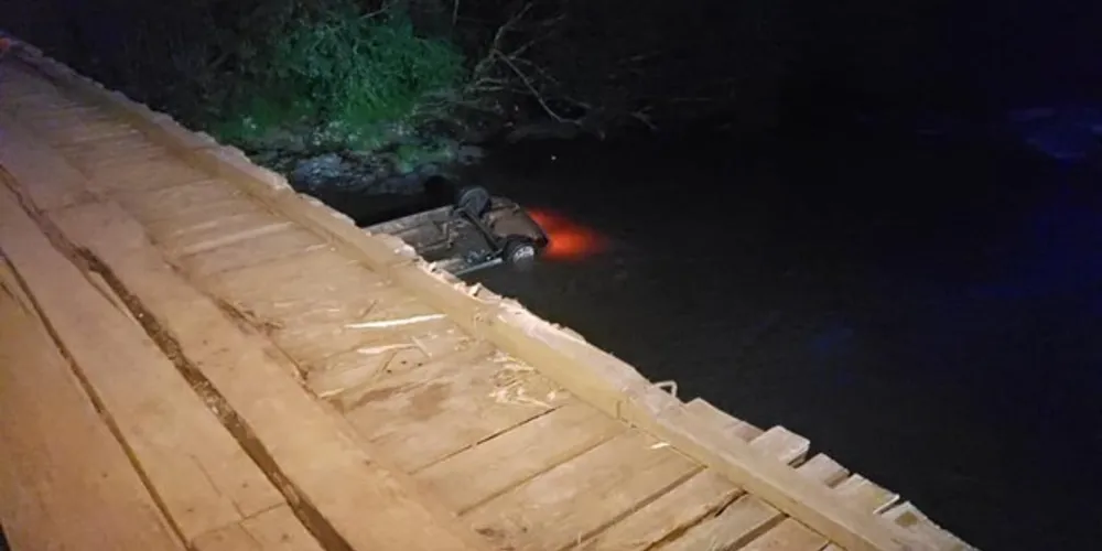 Veículo despencou de ponte na zona rural de Salto do Lontra e duas pessoas morreram