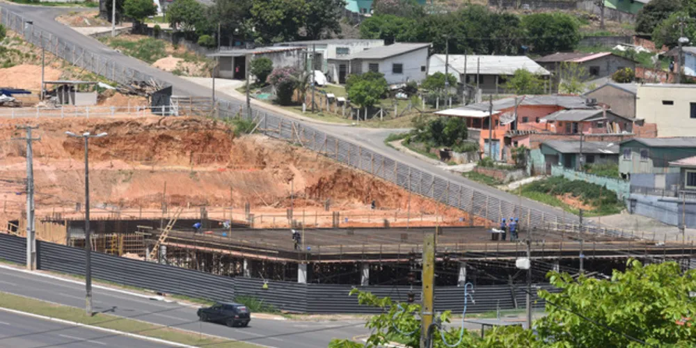 A laje do primeiro estacionamento já está 80% pronta, concretada com os pilares 