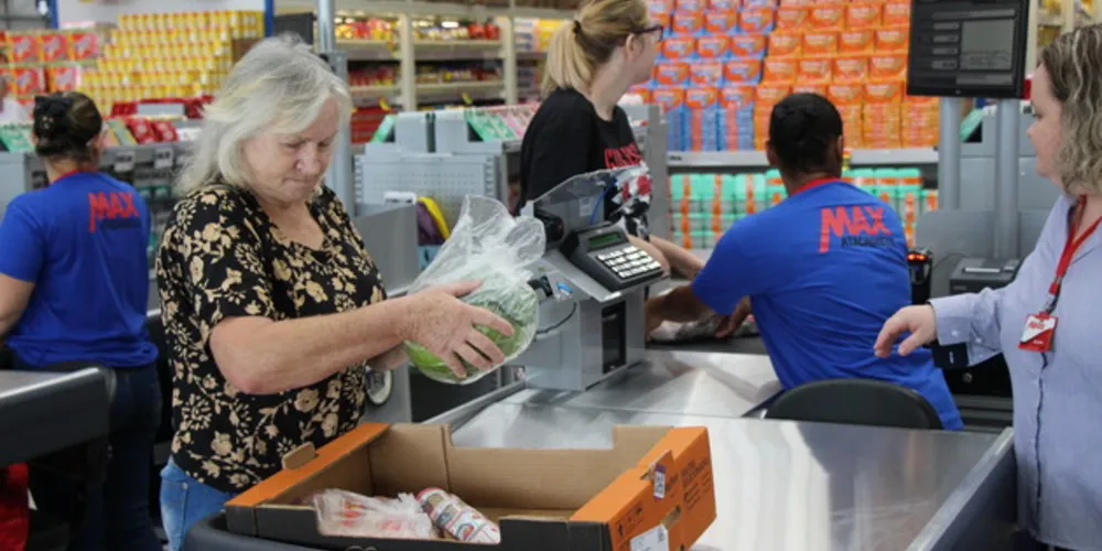 Consumidores já começam a sentir a retração nos preços dos produtos