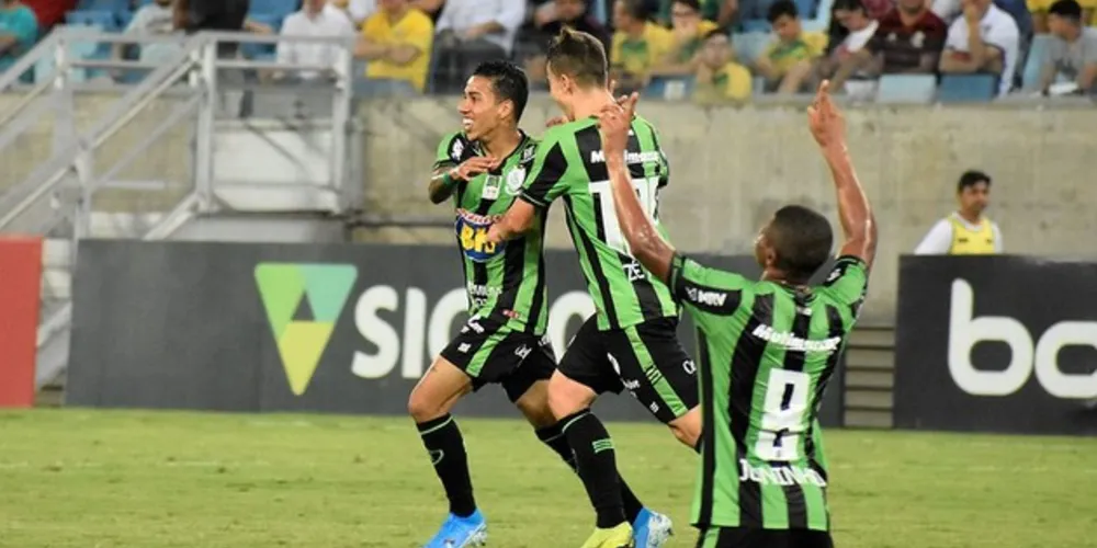Matheusinho e Juninho marcaram os gols da vitória na Arena Pantanal
