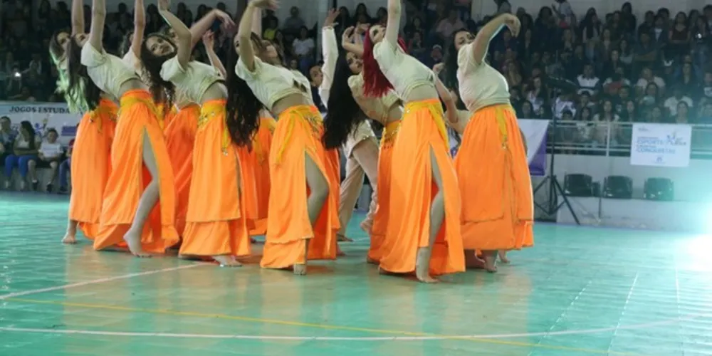 Após a cerimônia de abertura foi a vez da apresentação de dança com grupos de várias escolas