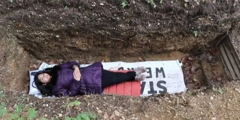 No fundo da cova tem até um tapete de yoga para ajudar a aliviar a tensão