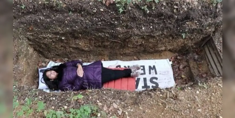 No fundo da cova tem até um tapete de yoga para ajudar a aliviar a tensão