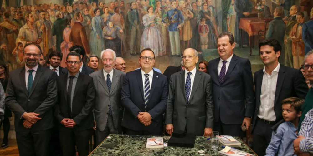 Ex-governador lançou o livro “Vim, Vi, Venci”, que narra sua trajetória de vida em evento no Palácio Iguaçu, com a presença do governador Carlos Massa Ratinho Junior