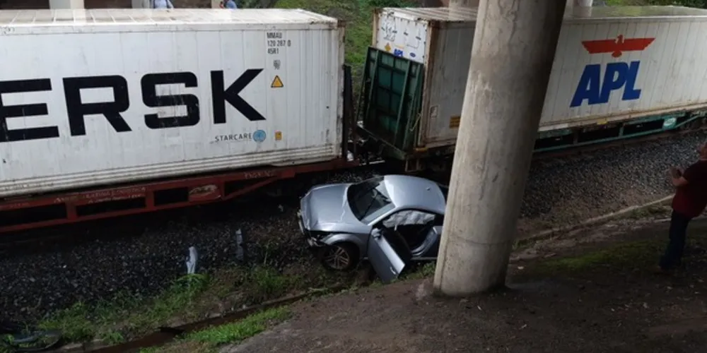 Imagem ilustrativa da imagem Em PG, carro cai de viaduto e é atingido por trem
