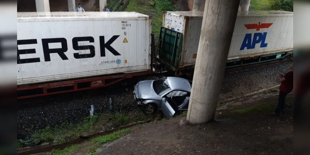 Imagem ilustrativa da imagem Em PG, carro cai de viaduto e é atingido por trem