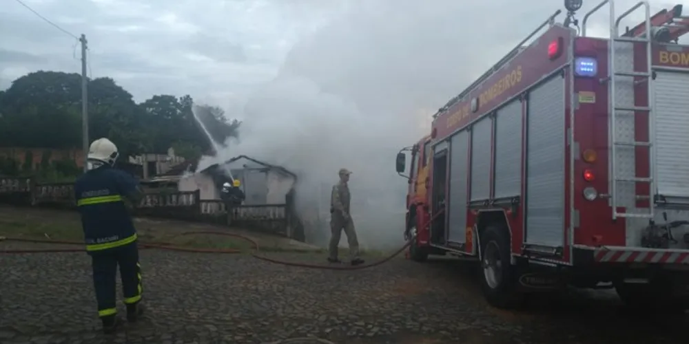 As chamas se espalharam pelo imóvel rapidamente ocasionando muita fumaça e assustou os vizinhos. 