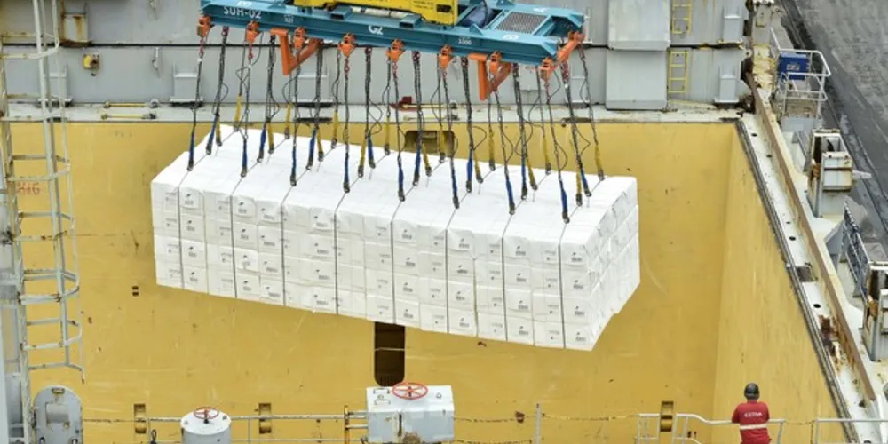 Operação é da Klabin. São 46 mil toneladas que seguem para o porto de Qingdao na China. É a primeira vez que uma carga total de celulose é realizada pela empresa no cais público do Paraná