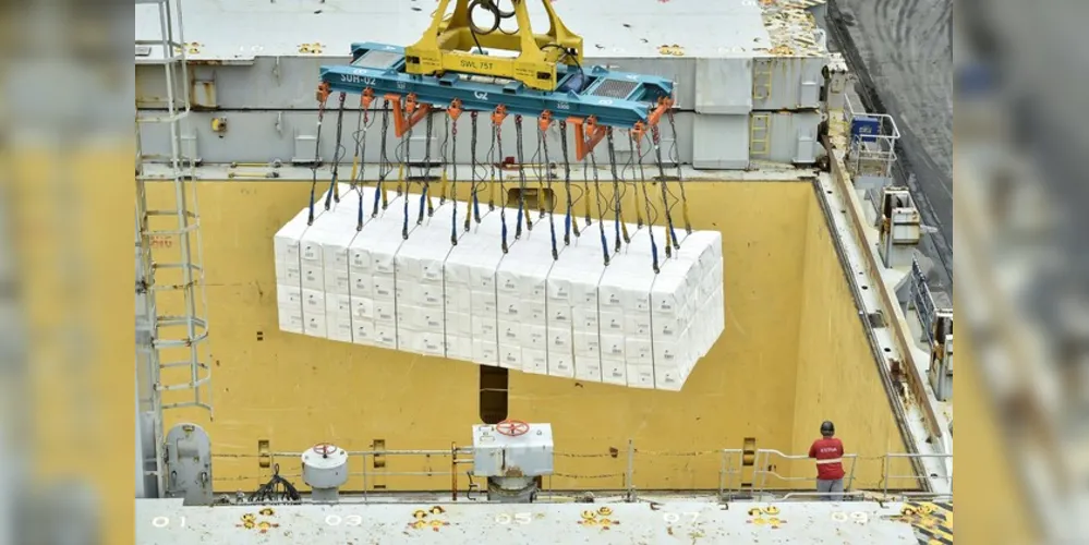 Operação é da Klabin. São 46 mil toneladas que seguem para o porto de Qingdao na China. É a primeira vez que uma carga total de celulose é realizada pela empresa no cais público do Paraná