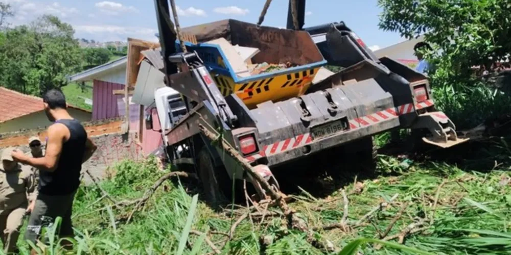 O dono do veículo, acredita que assaltantes tentaram roubá-lo, mas perderam o controle da situação