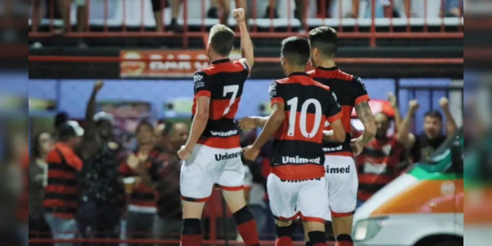 O Paraná levou a pior e perdeu para o Atlético-GO em confronto direto pelo G4 da Série B 