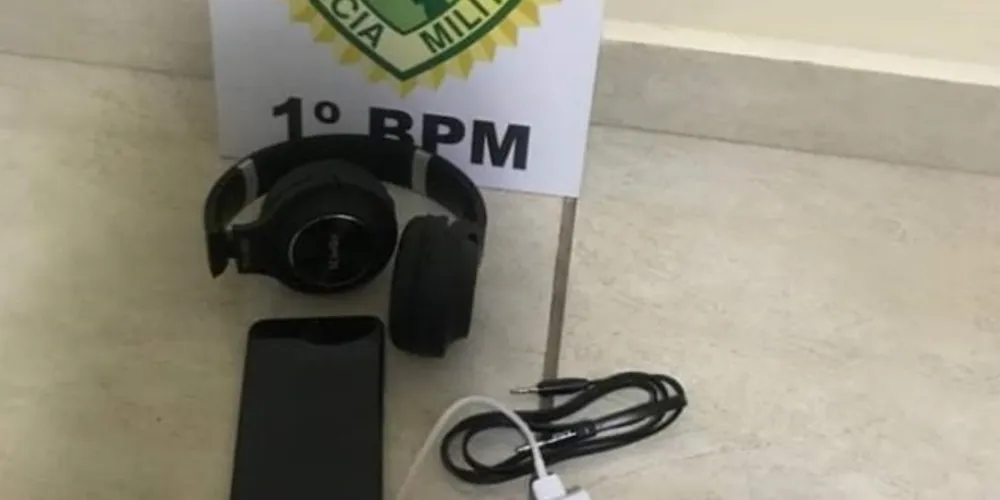 Com os adolescentes, de 15 e 17 anos, a PM encontrou objetos furtados, incluindo um aparelho celular
