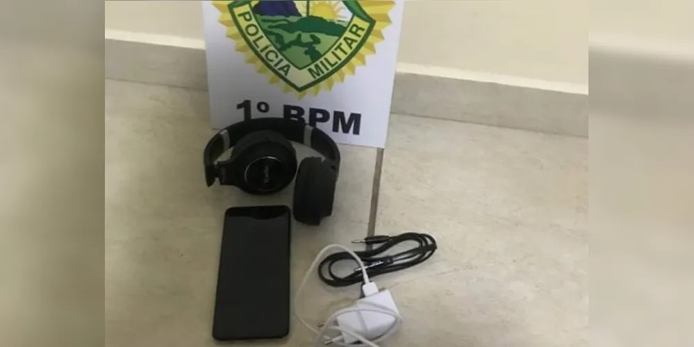 Com os adolescentes, de 15 e 17 anos, a PM encontrou objetos furtados, incluindo um aparelho celular