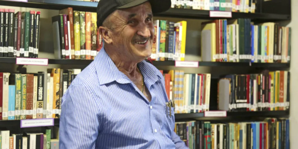 Na imagem, O poeta em meio a livros e seus versos 