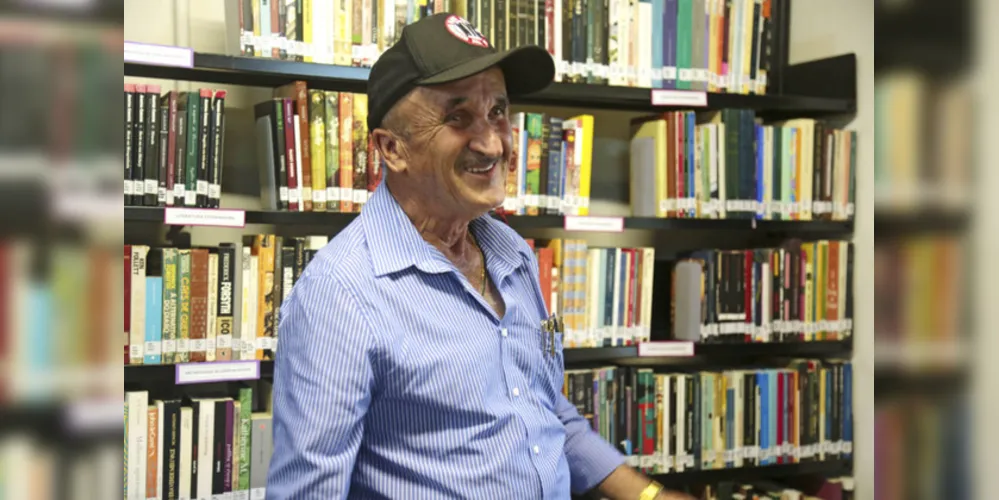 Na imagem, O poeta em meio a livros e seus versos 