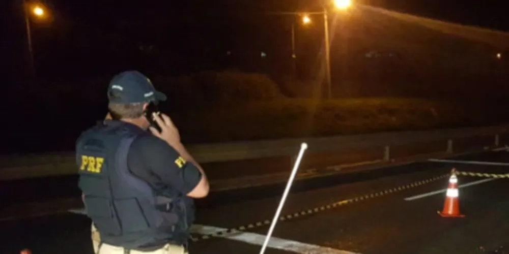 Homem com tornozeleira foi atingido por carros a caminhões na noite deste sábado (16), na entrada da Vila Romana