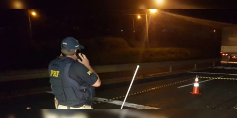 Homem com tornozeleira foi atingido por carros a caminhões na noite deste sábado (16), na entrada da Vila Romana