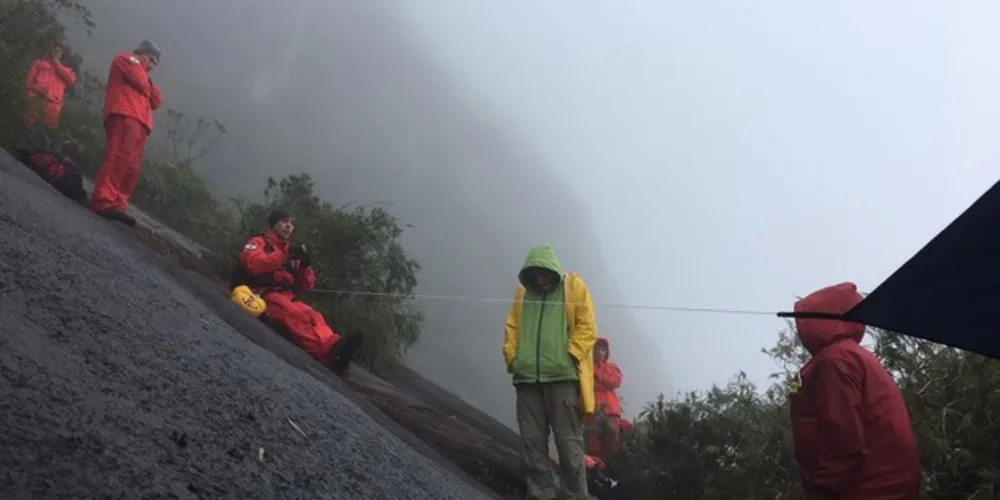 Mau tempo impediu resgate imediato e equipe de socorristas passou a noite  com a adolescente