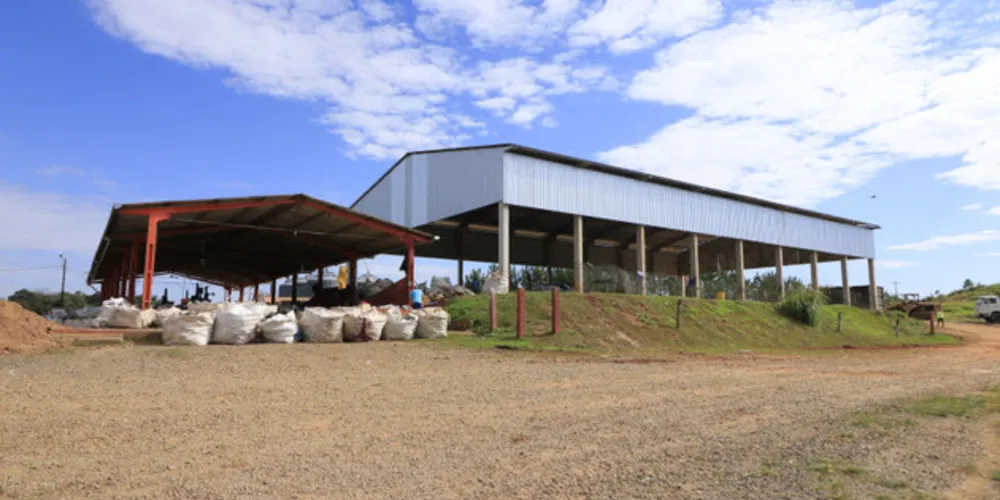 Centro de Triagem e Compostagem recebe materiais incorretos, como animais mortos e resíduos de construção civil