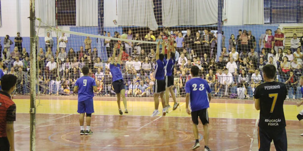 Na final masculina de vôlei, quem levou a melhor foi a equipe do Colégio Sagrada Família