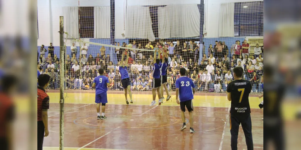 Na final masculina de vôlei, quem levou a melhor foi a equipe do Colégio Sagrada Família