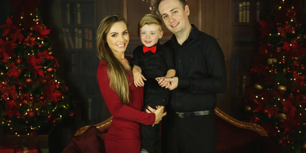 O Estúdio Bonin Fotografia da Família já está preparado com seus cenários de Natal para registrar e eternizar esta data especial. O estúdio conta com dois cenários preparados para toda a família e mais dois cenários infantis. No registro, o casal  André Victor Ignácio e Bruna Neves e seu filho Theo Henrique Ignácio. Com certeza uma excelente dica para nossos leitores que gostam de boas recordações. Agende sua sessão pelo WhatsApp (42)99968- 0940