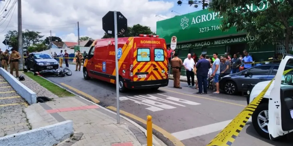 Segundo testemunhas, a vítima fatal seria o assaltante e a vítima ferida, o dono do estabelecimento, que foi socorrido.