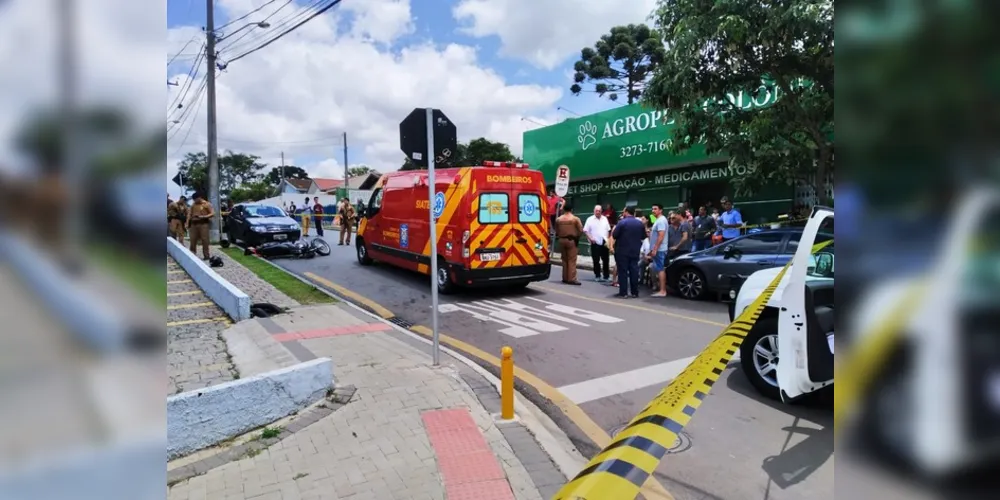 Segundo testemunhas, a vítima fatal seria o assaltante e a vítima ferida, o dono do estabelecimento, que foi socorrido.