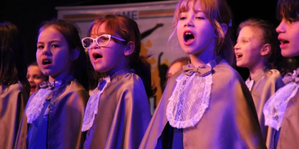 Na segunda-feira (18) os corais das escolas municipais se apresentaram no Cine Teatro Ópera