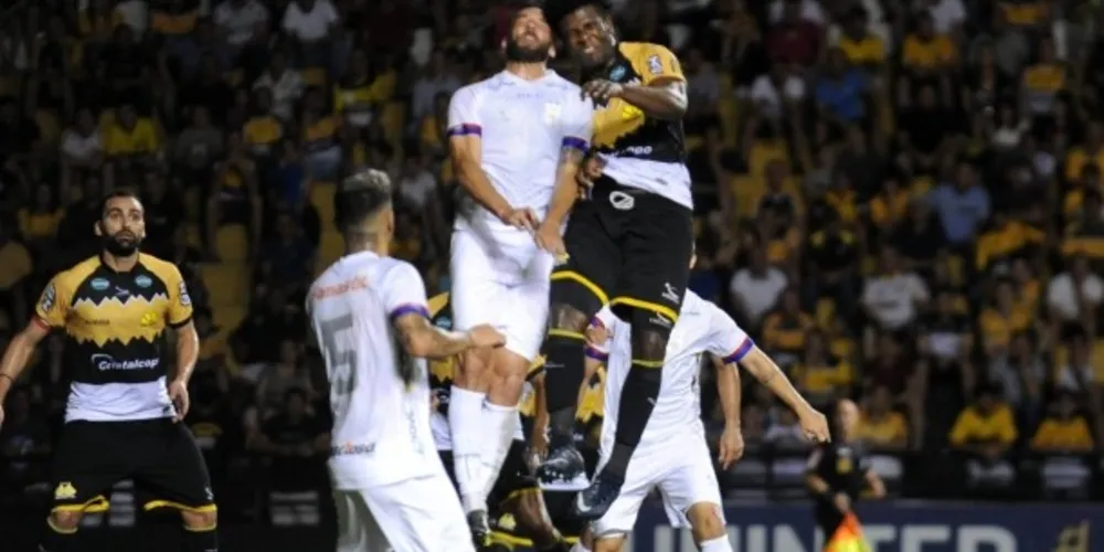 Partida no Heriberto Hülse terminou com empate ruim para os dois times