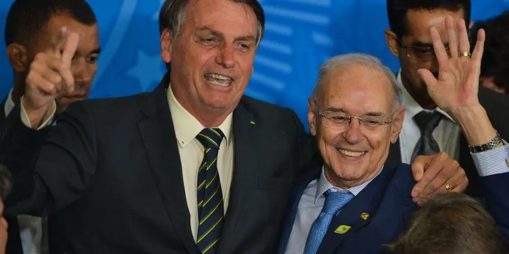 O presidente Jair Bolsonaro e o senador Arolde de Oliveira, entoam a canção da Infantaria, após solenidade de ampliação do Programa Educação Conectada nas Escolas e ato comemorativo ao Dia da Bandeira