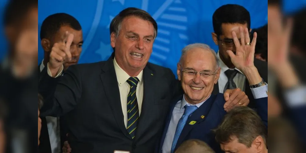 O presidente Jair Bolsonaro e o senador Arolde de Oliveira, entoam a canção da Infantaria, após solenidade de ampliação do Programa Educação Conectada nas Escolas e ato comemorativo ao Dia da Bandeira