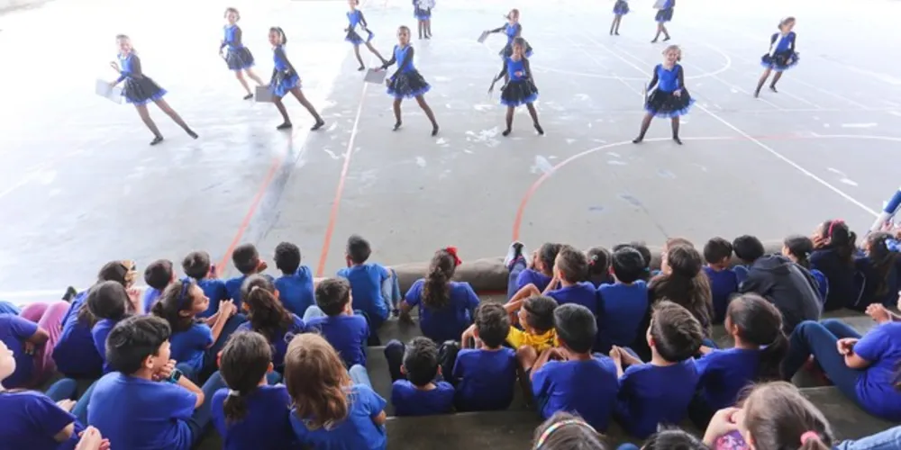 A confraternização aconteceu na quadra de esportes do Colégio e contou com apresentações das alunas da Expressão Corporal e da Ginástica Rítmica