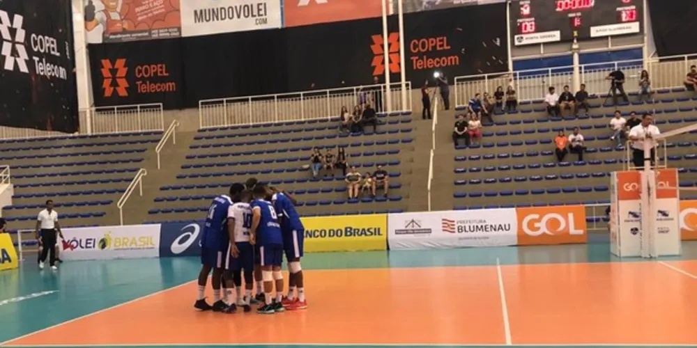 Em duelo equilibrado, donos da casa perderam por 3 sets a 1