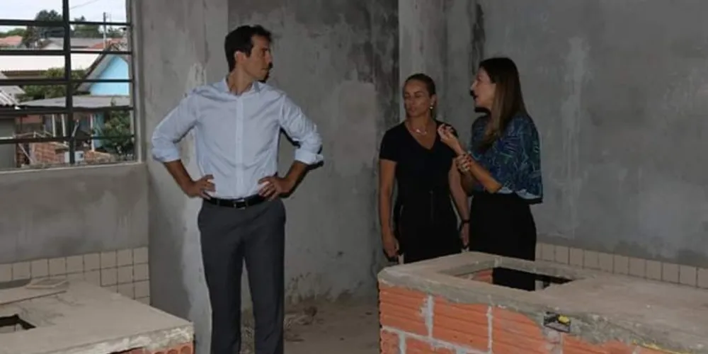 A pedido de Mabel, o secretário de Estado da Educação, Renato Feder, inspecionou a a obra abandonada no Cará-Cará