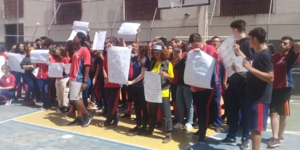 Houve um protesto na manhã dessa quinta-feira no colégio