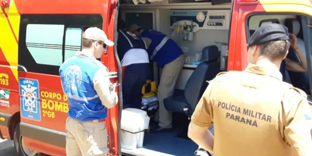 Vítima encontrava-se no interior do carro quando um homem desceu de um Fiat Uno e realizou quatro disparos