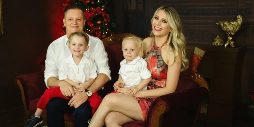 O Estúdio Bonin Fotografia da Família já está preparado com seus cenários de Natal para registrar e eternizar esta data especial. O estúdio conta com dois cenários preparados para toda a família e mais dois cenários infantis. No registro, o casal Gianmarco Penteado e Monia G. Baretta Penteado e seus filhos Gustavo e Gael Baretta Penteado. Com certeza uma excelente dica para nossos leitores que gostam de boas recordações. Agende sua sessão pelo WhatsApp (42)99968- 0940.