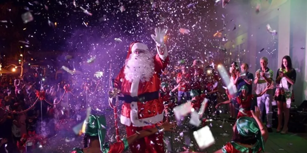 os dias 10, 12 e 13 de dezembro, nos períodos da manhã e da tarde, o Papai Noel percorre os bairros da cidade distribuindo doces