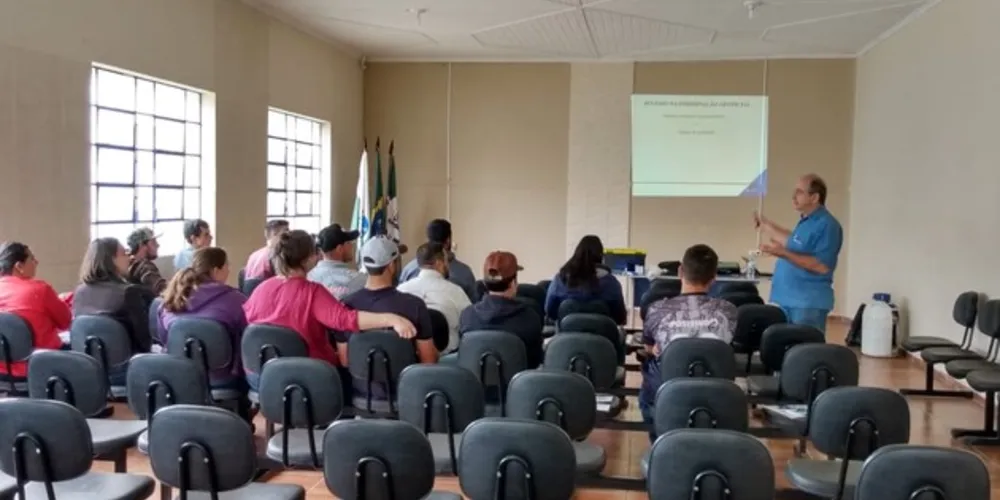 No curso os participantes aprenderam conceitos básicos sobre a inseminação artificial, anatomia e fisiologia do sistema reprodutivo das vacas, entre outros assuntos