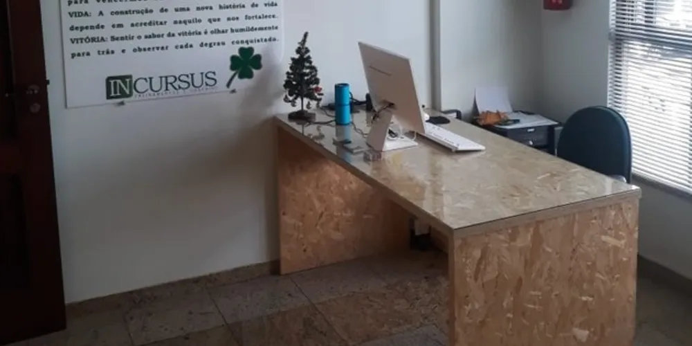 O espaço foi projetado para atender as demandas sustentáveis com paineis de madeira Osb e um layout arrojado